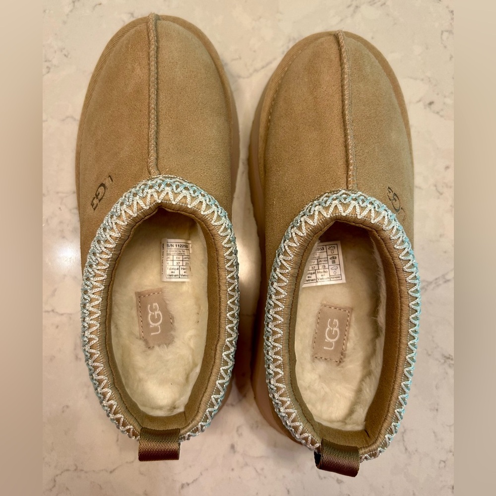 UGG Size 6 Tazz Platform Slippers with Cream Lining